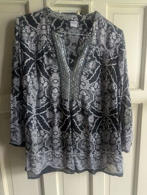 bila brand  Black and White V-Neck Printed Tunic.